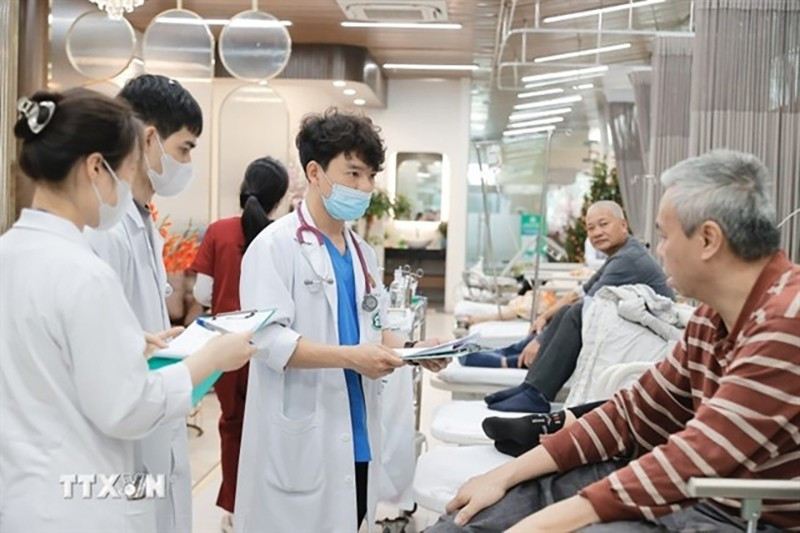 Врачи во время осмотра пациента. Фото: ВИА