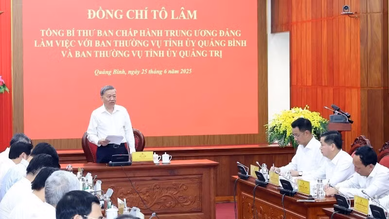 Генеральный секретарь ЦК КПВ То Лам выступает на рабочей встрече. Фото: ВИА