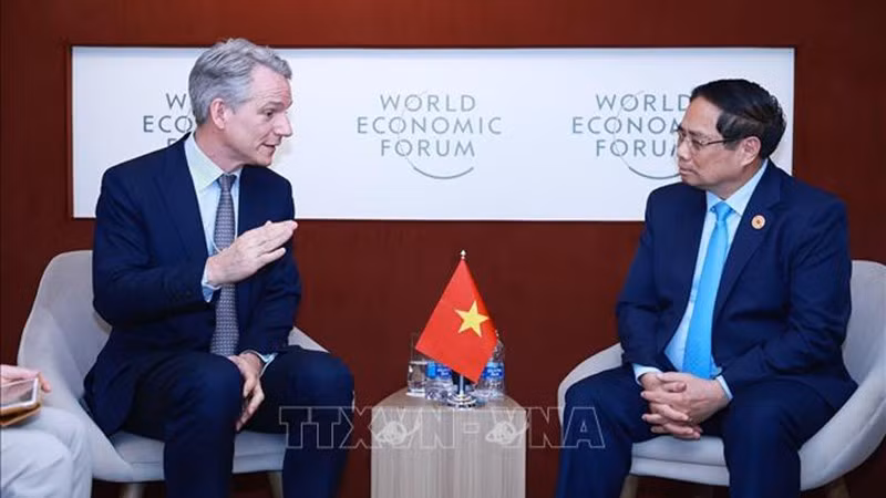 Премьер-министр Вьетнама Фам Минь Тьинь и директор по стратегии компании Siemens Петер Керте. Фото: ВИА