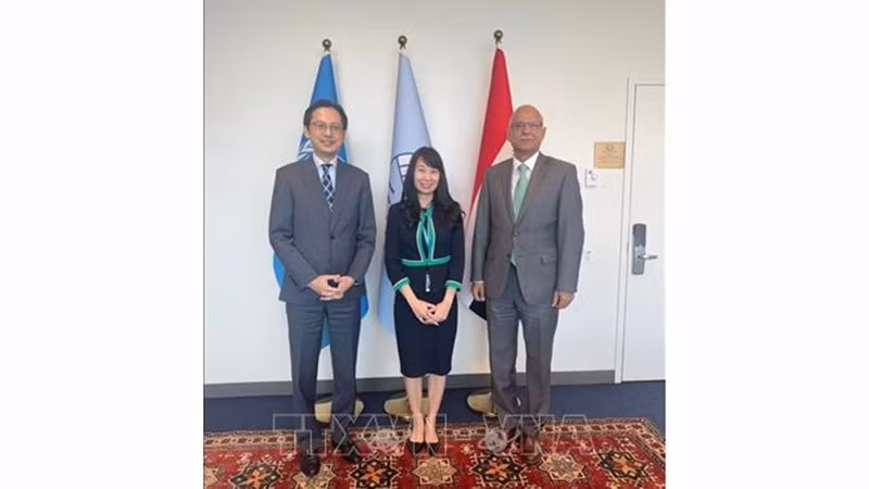 Посол До Хунг Вьет, кандидат наук Нгуен Тхи Лан Ань и посол Ирака Аббас Кадхом Обаид аль-Фатлави. Фото: ВИА