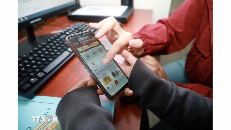 Граждане выполняют административные процедуры на Портале государственных онлайн-услуг с использованием учётной записи VNeID. Фото: ВИА