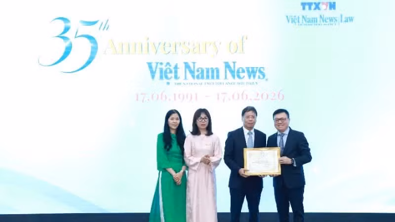 Газета «Việt Nam News & Law» получает похвальную грамоту от Союза журналистов Вьетнама за активный вклад в работу по внешнему информированию. 