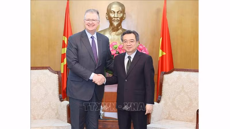 Заведующий Отделом ЦК КПВ по вопросам политики и стратегий Нгуен Тхань Нги принимает г-на Даниэля Дж. Критенбринка. Фото: ВИА