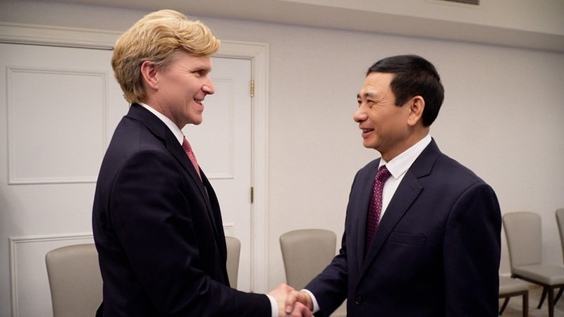 Генерал армии Фан Ван Зянг и первый Заместитель министра войны США Элбридж А. Колби. Фото: ВИА