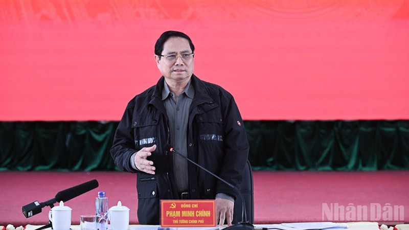 Премьер-министр Фам Минь Тьинь выступает на заседании. Фото: Чан Хай