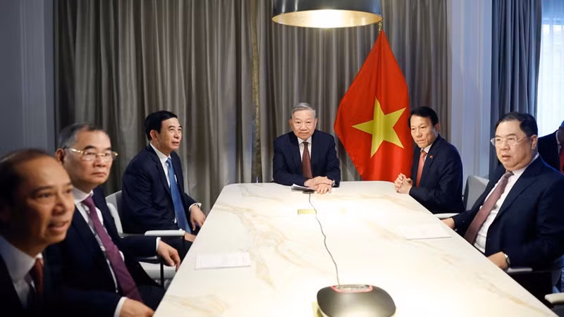 Генеральный секретарь ЦК КПВ То Лам проводит телефонный разговор с бывшим сенатором США Патриком Лихи 19 февраля. Фото: ВИА