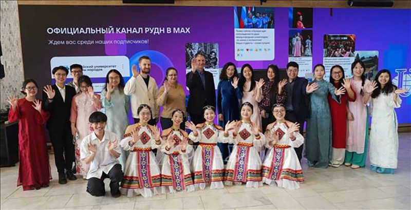 Гости и Оргкомитет фотографируются на память. Фото: ВИА