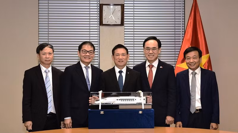 Dице-премьер Хо Дык Фок высоко оценил идею сотрудничества и передачи технологий компании Hyundai Rotem вьетнамским предприятиям в процессе индустриализации железнодорожной отрасли. Фото: VGP