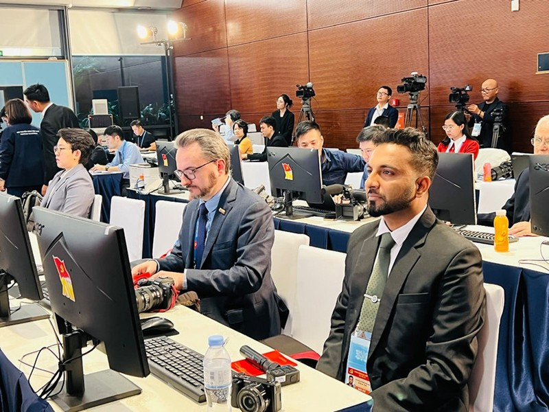 Международные представители наблюдают за работой XIV съезда в Национальном конференц-центре. Фото: ВИА