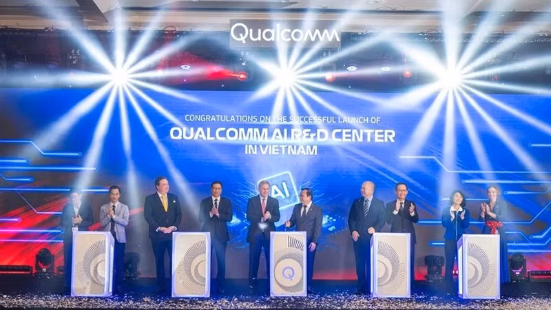 Делегаты нажимают кнопку в знак открытия Центра исследований и разработок искусственного интеллекта. Фото: ВИА 