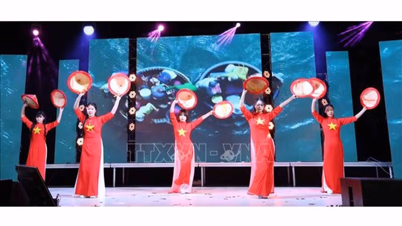 Танец с коническими шляпами под музыку «Hello Vietnam». Фото: ВИА