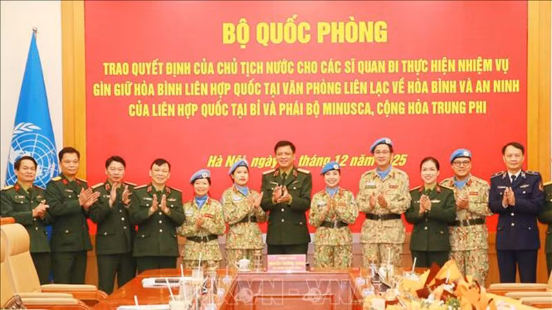 Генерал-полковник Нгуен Чыонг Тханг и руководители учреждений Министерства обороны поздравляют офицеров, готовящихся к отправке для участия в миротворческих операциях ООН. Фото: ВИА