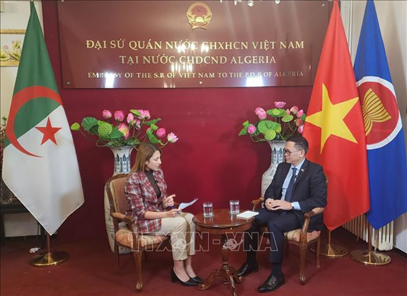 Посол Вьетнама в Алжире Чан Куок Кхань дает интервью алжирскому телеканалу «Elbilad». Фото: ВИА