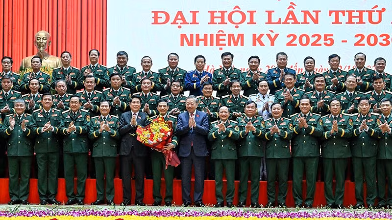 Генеральный секретарь ЦК КПВ То Лам и Президент Лыонг Кыонг фотографируются на память с делегатами партийной организации армии, которые примут участие в XIV съезде КПВ. Фото: Зюи Линь