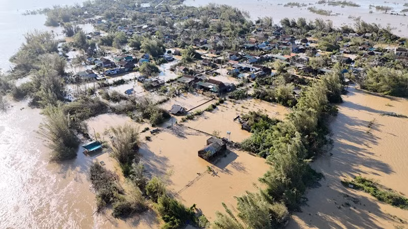 Многие жилые районы в провинции Хатинь оказались изолированы из-за подъема уровня паводковых вод после тайфуна №10. Фото: ВИА