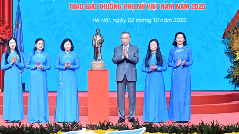 Генеральный секретарь ЦК КПВ То Лам вручает Союзу вьетнамских женщин статую Президента Хо Ши Мина. Фото: Данг Кхоа