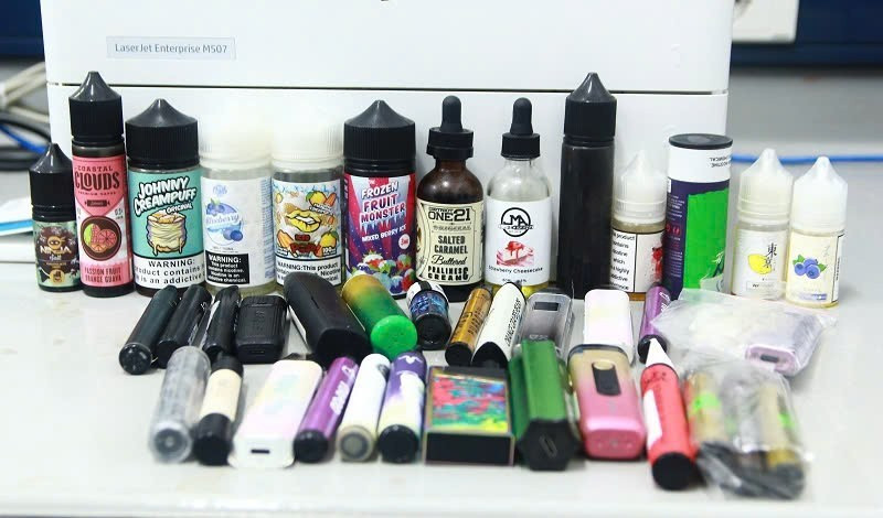 Электронные сигареты с привлекательным, броским дизайном могут содержать наркотики и другие опасные вещества, о наличии которых курильщики даже не подозревают. Фото: T. N