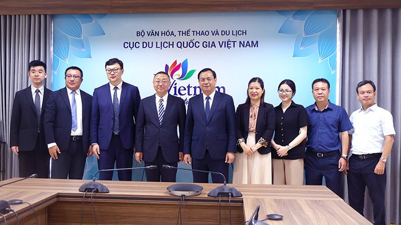 Делегаты двух сторон фотографируются на память. Фото: vietnamtourism.gov.vn