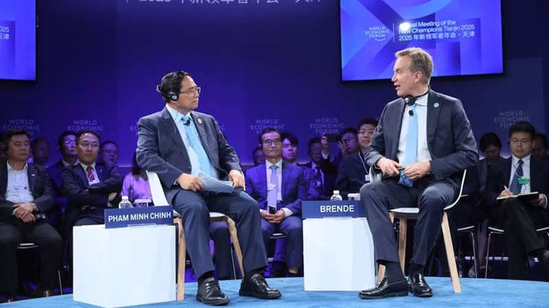Премьер-министр Фам Минь Тьинь и Генеральный директор ВЭФ Бёрге Бренде на диалоге. Фото: VGP