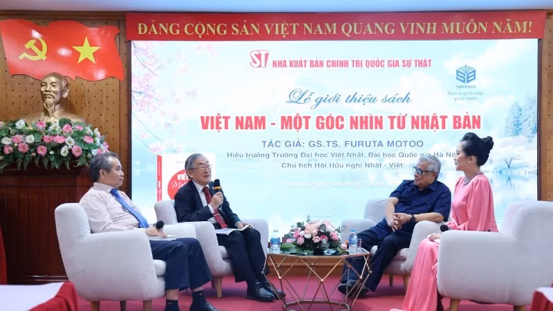 Профессор, кандидат наук Фурута Мотоо общается с читателями на церемонии презентации книги. 