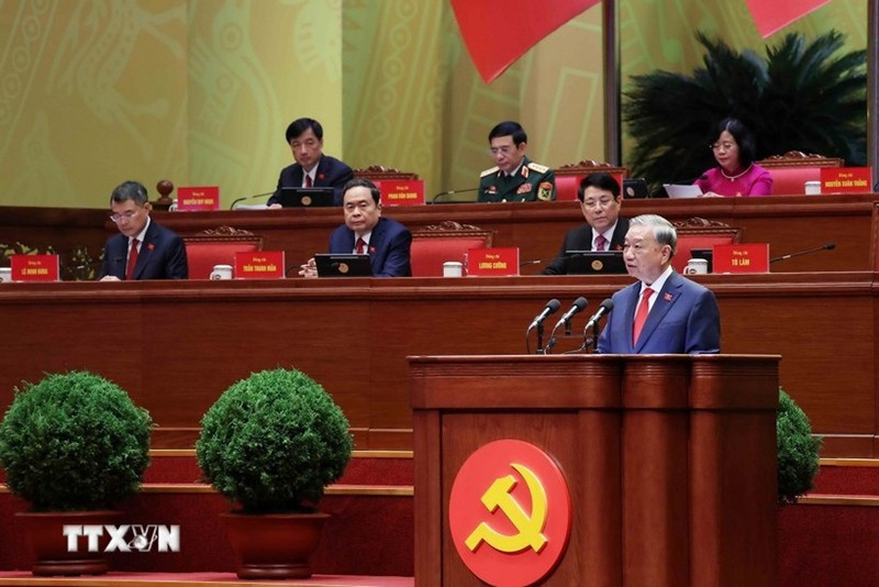 Генеральный секретарь ЦК КПВ То Лам представляет Доклад ЦК КПВ XIII созыва о документах, выносимых на XIV съезд. Фото: ВИА