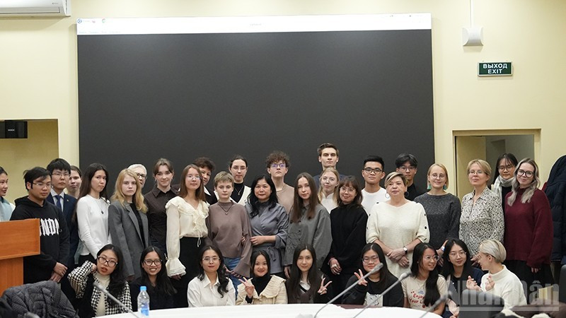 Российские и вьетнамские преподаватели и студенты принимают участие в ежегодное встрече Клуба вьетнамского языка МГЛУ. Фото: Суан Хынг
