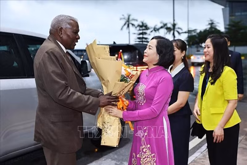 Заместитель председателя НС Нгуен Тхи Тхань встречает Председателя НАНВ, Председателя Государственного совета Республики Куба Эстебана Ласо Эрнандеса в аэропорту Нойбай. Фото: ВИА