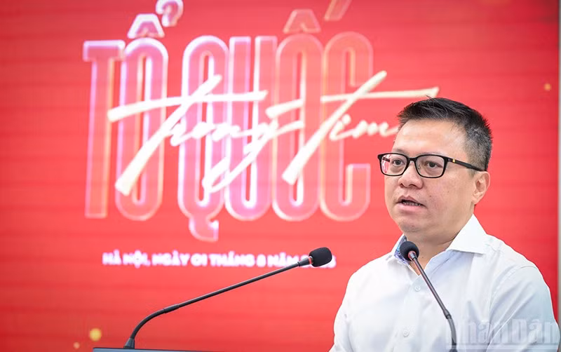 Главный редактор газеты «Нянзан» Ле Куок Минь выступает на мероприятии.