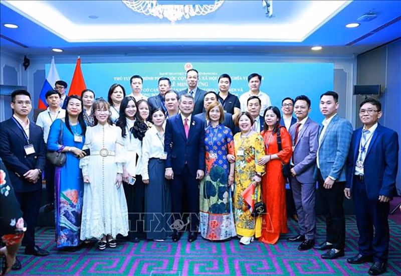 vna-potal-thu-tuong-le-minh-hung-gap-cac-co-quan-dai-dien-va-cong-dong-nguoi-viet-nam-tai-lien-bang-nga-stand.jpg