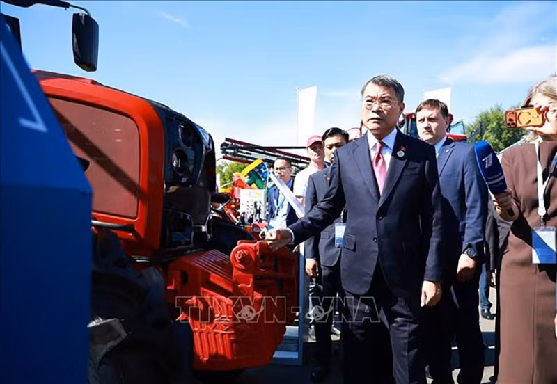 vna-potal-thu-tuong-le-minh-hung-tham-quan-trien-lam-tiem-nang-kinh-te-xa-hoi-tatarstan-stand.jpg