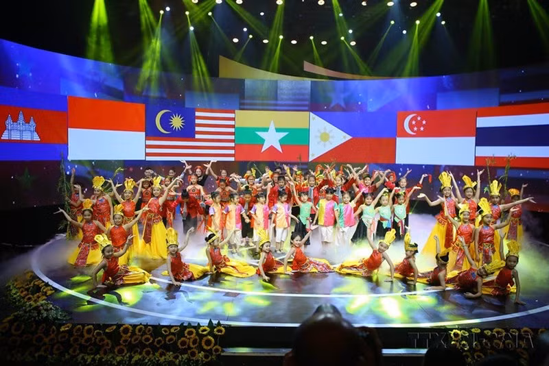 Выступление детей из стран АСЕАН на церемонии открытия Фестиваля детей АСЕАН+ 2017 под названием «Путешествие открытий», Ханой, 1 июня 2017 г. Фото: ВИА