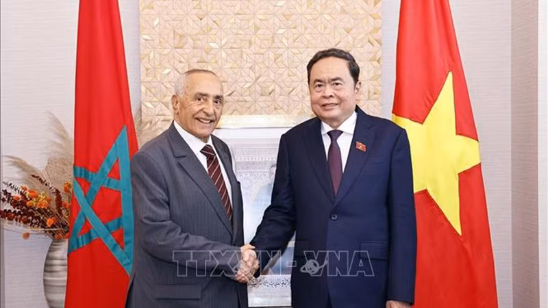 Председатель НС Чан Тхань Ман и Председатель Общества марокканско-вьетнамской дружбы Мустафа Эль-Ктири. Фото: ВИА