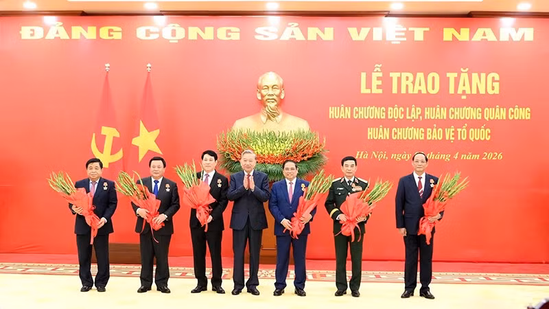 Генеральный секретарь ЦК КПВ То Лам вручает ордена действующим и бывшим руководителям Партии и Государства. Фото: Данг Кхоа