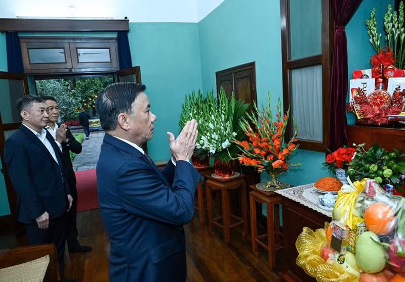 Постоянный член Секретариата Чан Кам Ту чтит память Президента Хо Ши Мина. Фото: Зюи Линь