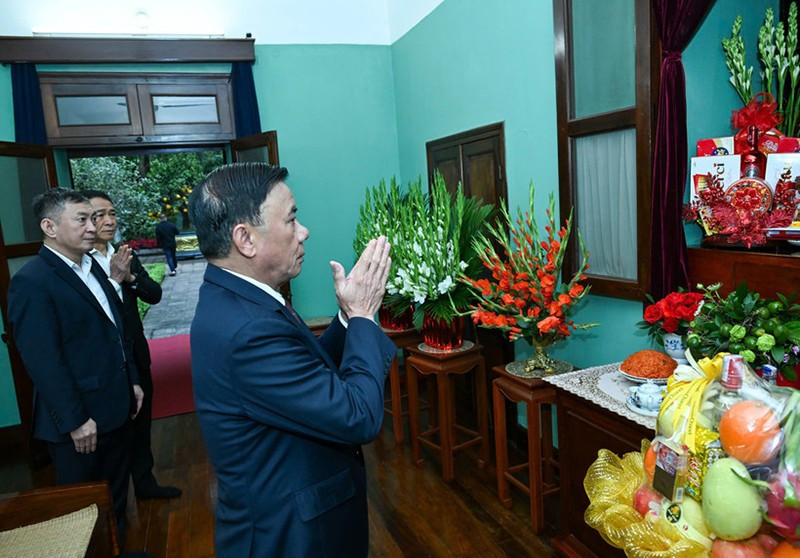 Постоянный член Секретариата Чан Кам Ту чтит память Президента Хо Ши Мина. Фото: Зюи Линь