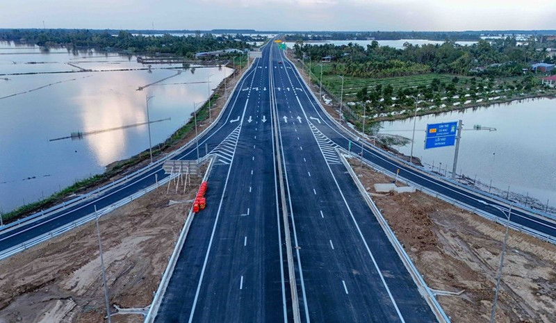 Участок скоростной автомагистрали Кантхо-Камау в районе транспортной развязки IC5, с полностью установленной системой дорожной разметки, знаков и освещения. Фото: ВИА