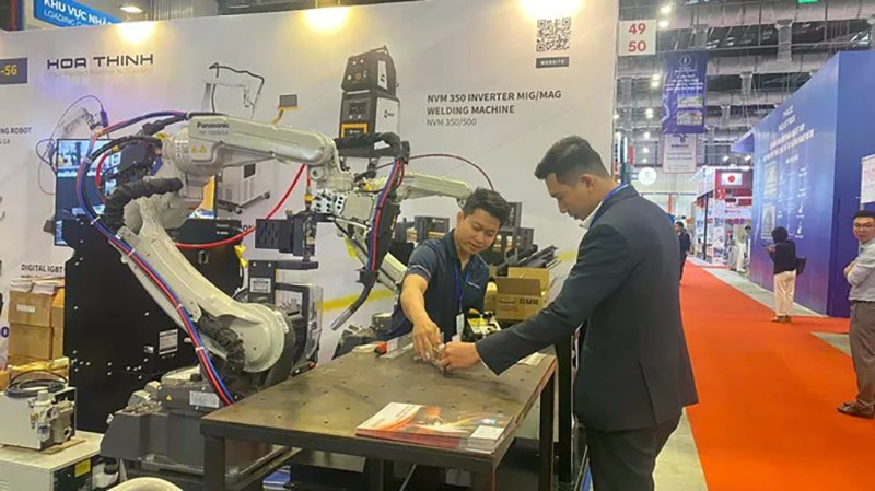 Посетители осматривают выставку вспомогательной промышленности, недавно прошедшую в г. Хошимине. Фото: sggp.org.vn