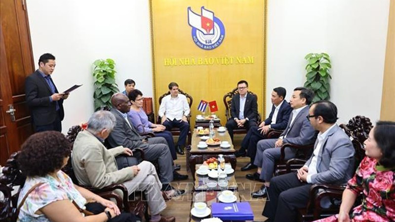 Главный редактор газеты «Нянзан» Ле Куок Минь на встрече с Председателем агентства «Пренса Латина» Хорхе Леганьоа Алонсо. Фото: ВИА