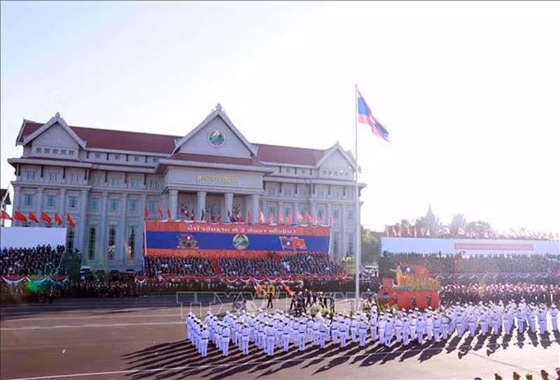 vna-potal-tong-bi-thu-to-lam-va-phu-nhan-du-le-ky-niem-50-nam-quoc-khanh-lao-stand-1.jpg