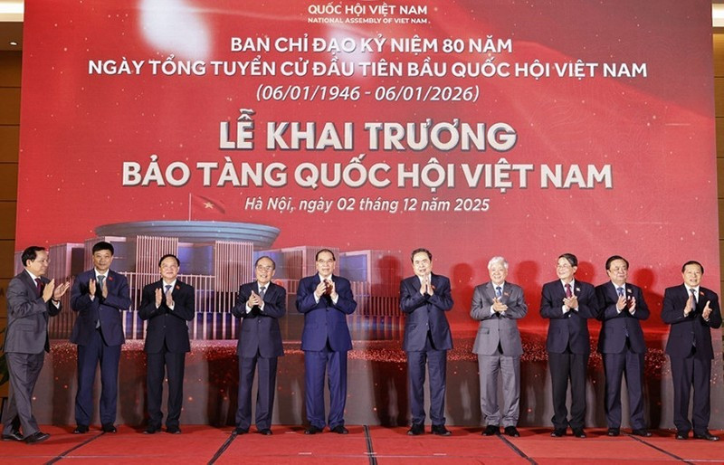 Председатель НС Чан Тхань Ман, бывший Генсекретарь Нонг Дык Мань, действующие и бывшие руководители Партии и Государства проводят ритуал открытия Музея. Фото: ВИА
