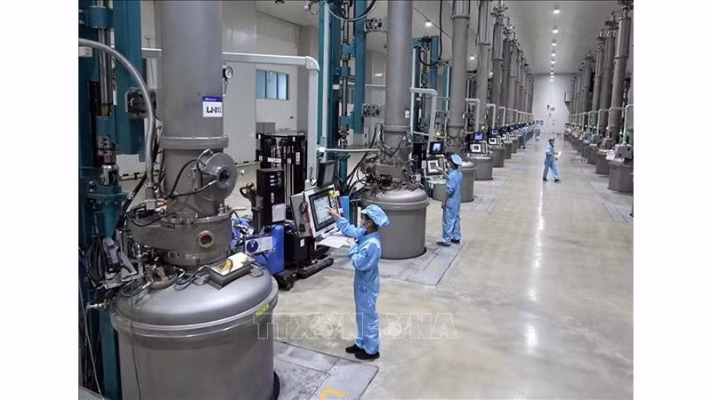 Работает производственная линия по выпуску материалов для изготовления солнечных батарей на предприятии ООО JA Solar Vietnam, с инвестициями из Гонконга (КНР), в промышленном парке Куангчау, провинция Бакнинь. Фото: ВИА