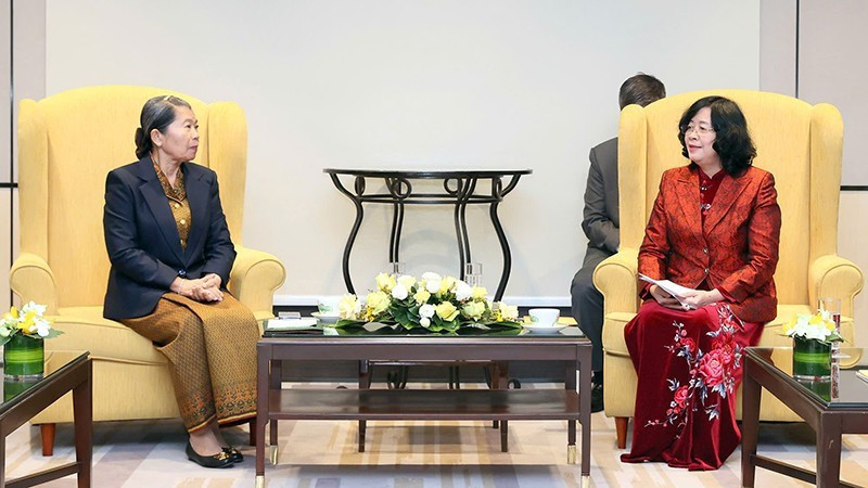 Председатель ЦК ОФВ Буй Тхи Минь Хоай принимает г-жу Самдек Мен Сам Ан.