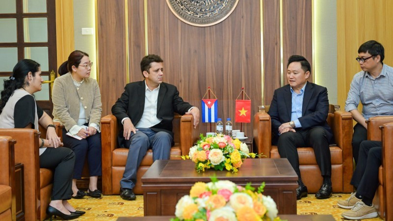 Заместитель главного редактора газеты «Нянзан» Фан Ван Хунг принимает делегацию Посольства Кубы во Вьетнаме. Фото: Бао Лонг