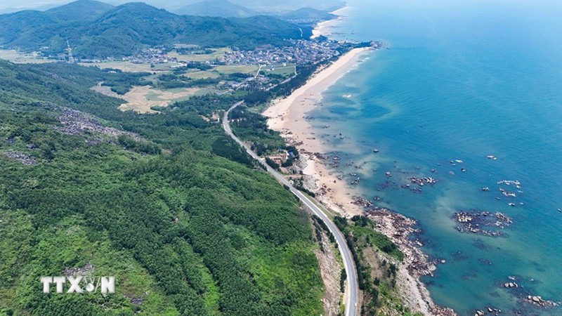 Прибрежная автодорога, проходящая через провинцию Хатинь. Согласно плану, общая протяжённость системы прибрежных автодорог страны составит около 2 838 км; на сегодняшний день завершено и введено в эксплуатацию 1 397 км. Фото: ВИА