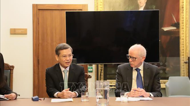 Председатель ВНС Ле Минь Чи проводит рабочую встречу с Председателем Верховного суда Великобритании Робертом Ридом. Фото: ВИА
