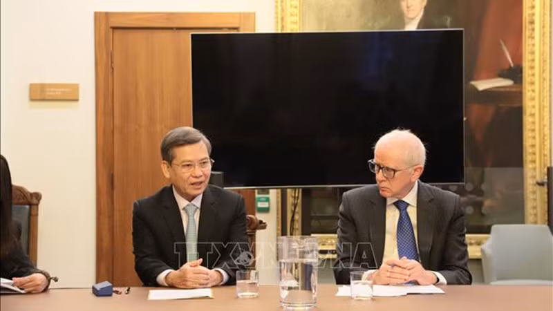 Председатель ВНС Ле Минь Чи проводит рабочую встречу с Председателем Верховного суда Великобритании Робертом Ридом. Фото: ВИА