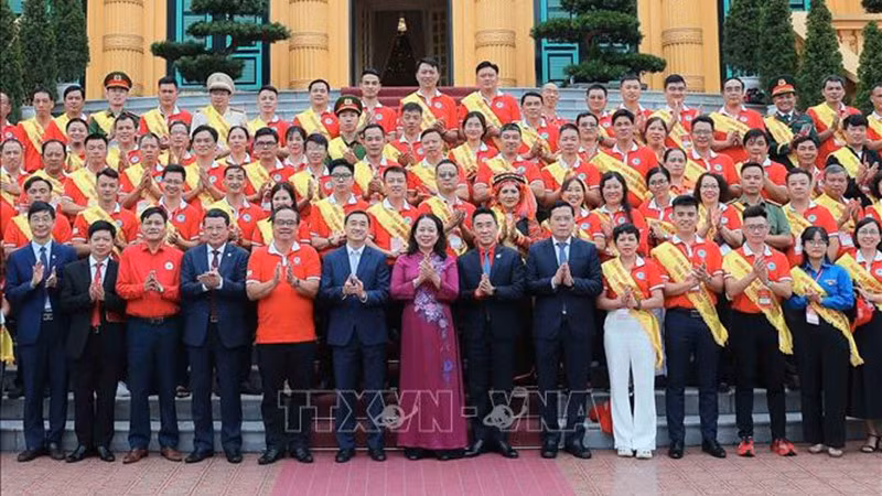 Вице-президент Во Тхи Ань Суан и выдающиеся добровольные доноры крови фотографируются на память. Фото: ВИА 