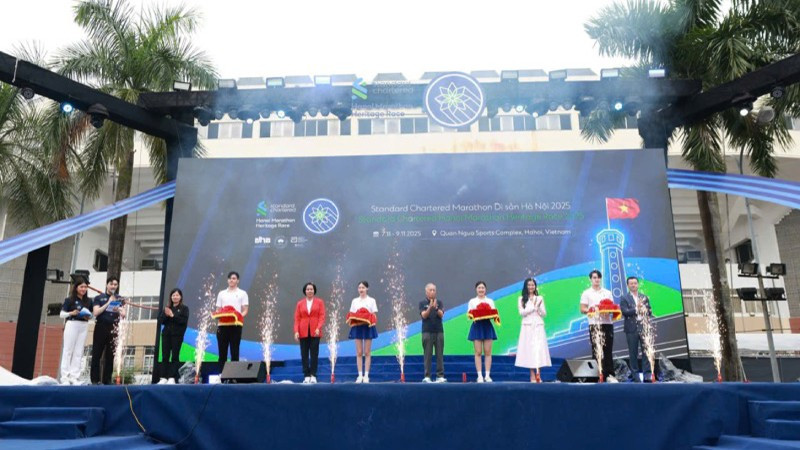 Общий вид открытия забега Standard Chartered Hanoi Marathon Heritage 2025. Фото: laodong.vn