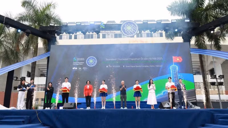 Общий вид открытия забега Standard Chartered Hanoi Marathon Heritage 2025. Фото: laodong.vn
