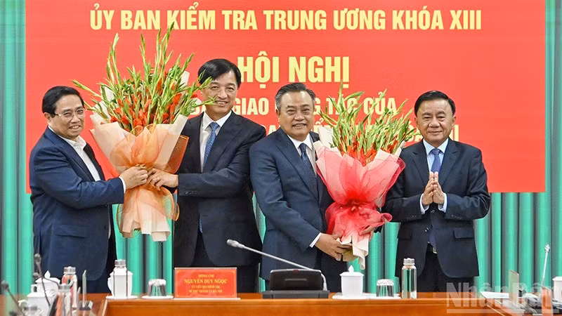 Премьер-министр Фам Минь Тьинь и постоянный член Секретариата Чан Кам Ту вручают цветы с поздравлением Секретарю Парткома Нгуен Зюи Нгоку и Председателю Контрольно-ревизионной комиссии ЦК КПВ Чан Ши Тханю. Фото: Тхюи Нгуен